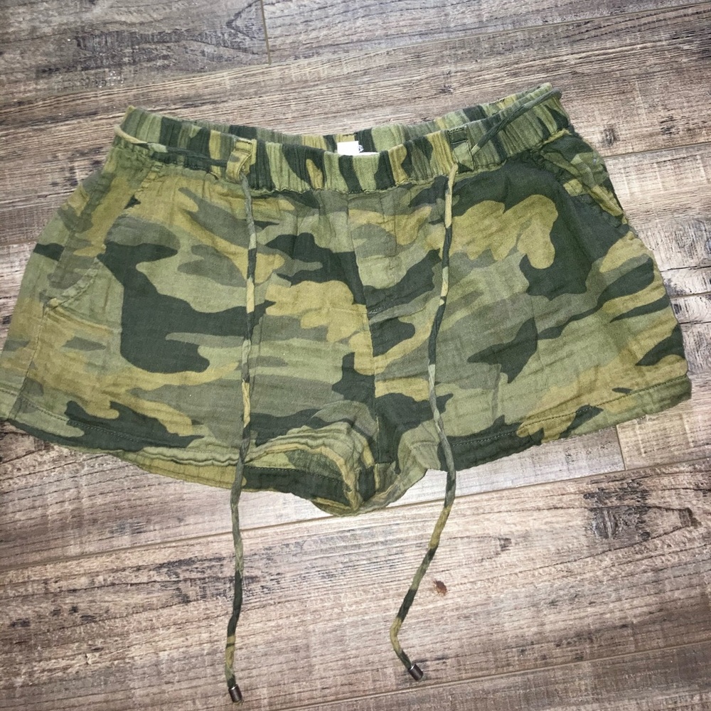 Women’s Love Stitch camo shorts with pockets size L